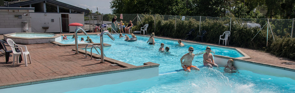 Djurslands hyggeligste campingplads med swimmingpool og udsigt